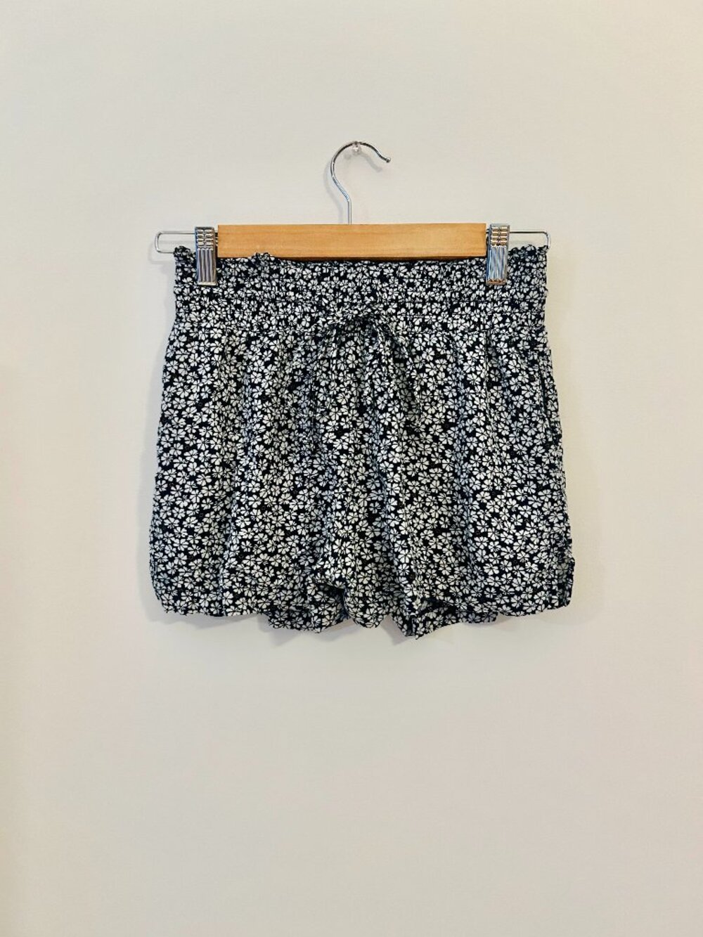 🌟Free With Purchase🌟 Abercrombie Ditsy Floral Flounce Shorts, Size XS